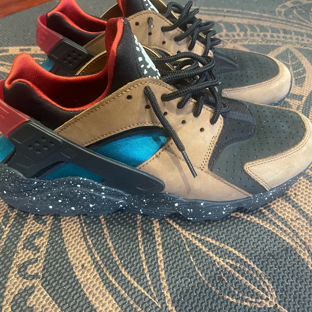 Nike Men's Sneakers in Black, Tan, and Blue